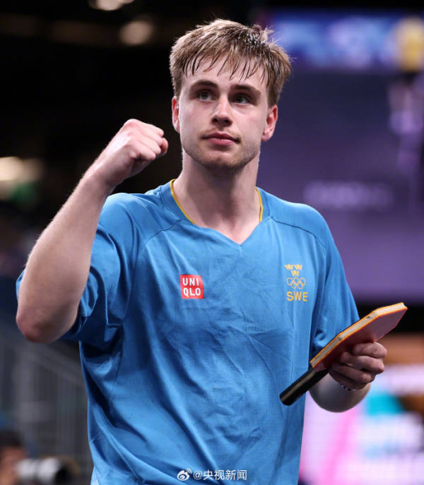 他的出现改 他的出现改